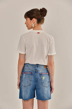 Modelo vestindo Camiseta Lili Silk Off White