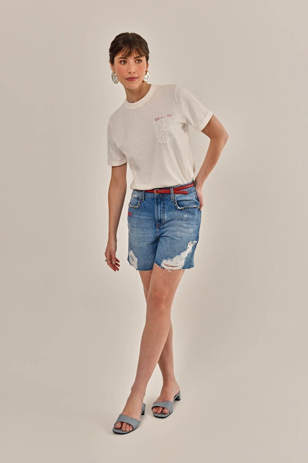 Modelo vestindo Camiseta Lili Silk Off White