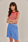 Modelo vestindo Blusa Lil Malha Canelada Vermelha