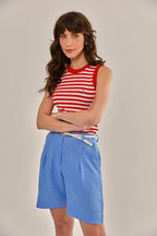 Modelo vestindo Blusa Lil Malha Canelada Vermelha