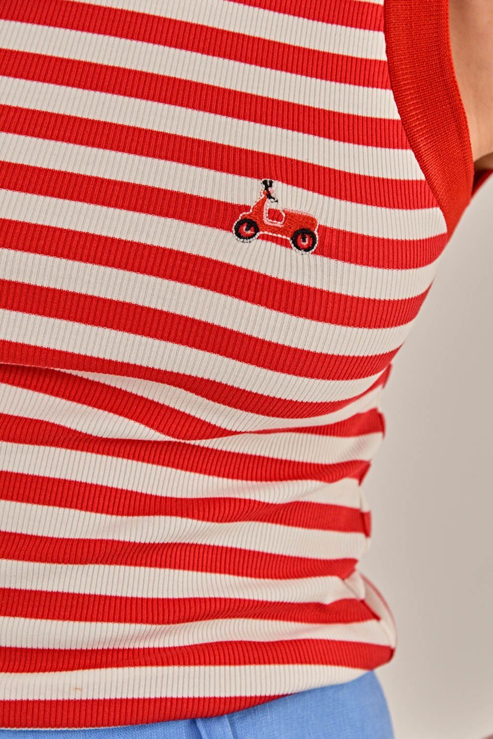 Modelo vestindo Blusa Lil Malha Canelada Vermelha