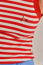 Modelo vestindo Blusa Lil Malha Canelada Vermelha
