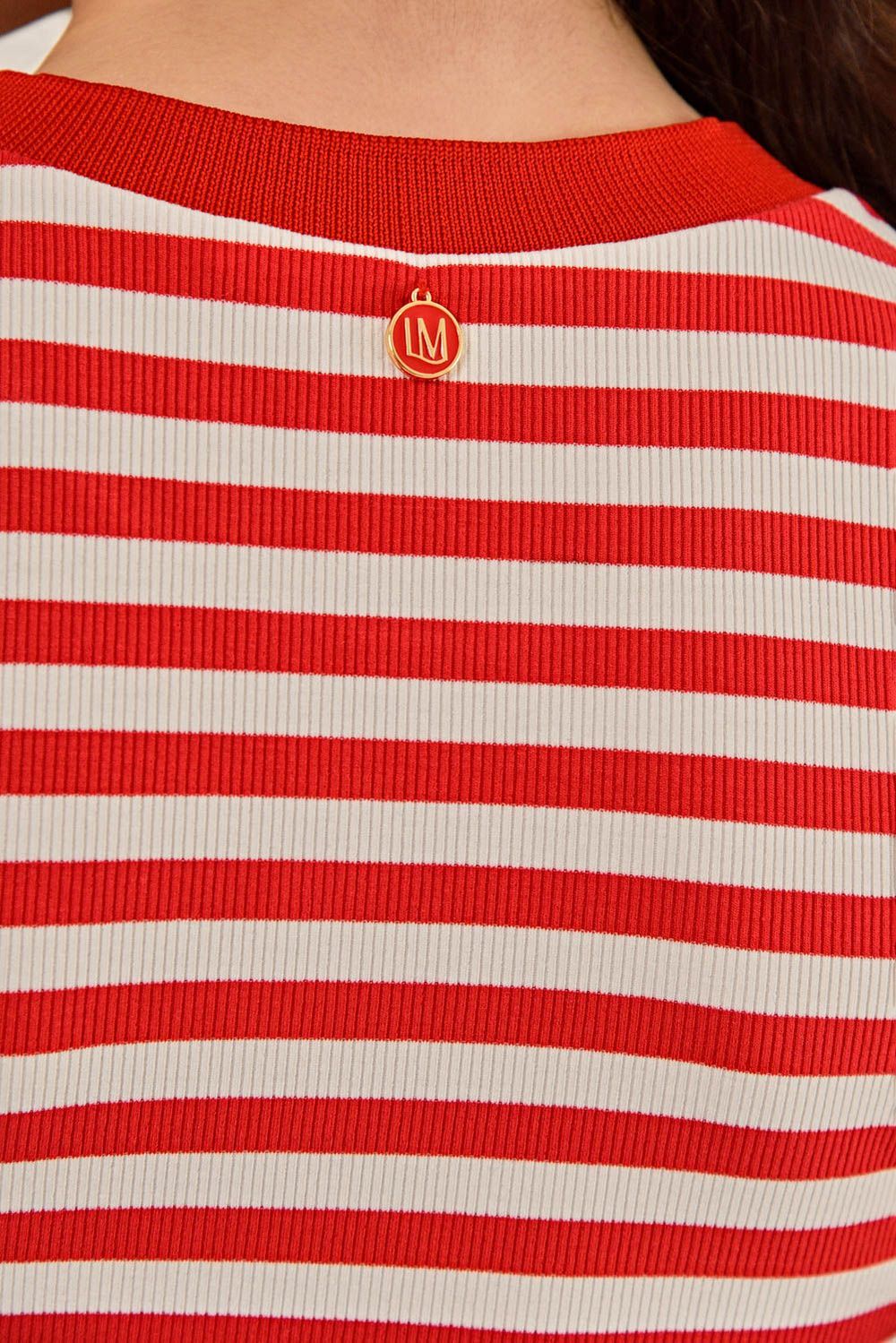 Modelo vestindo Blusa Lil Malha Canelada Vermelha