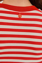 Modelo vestindo Blusa Lil Malha Canelada Vermelha