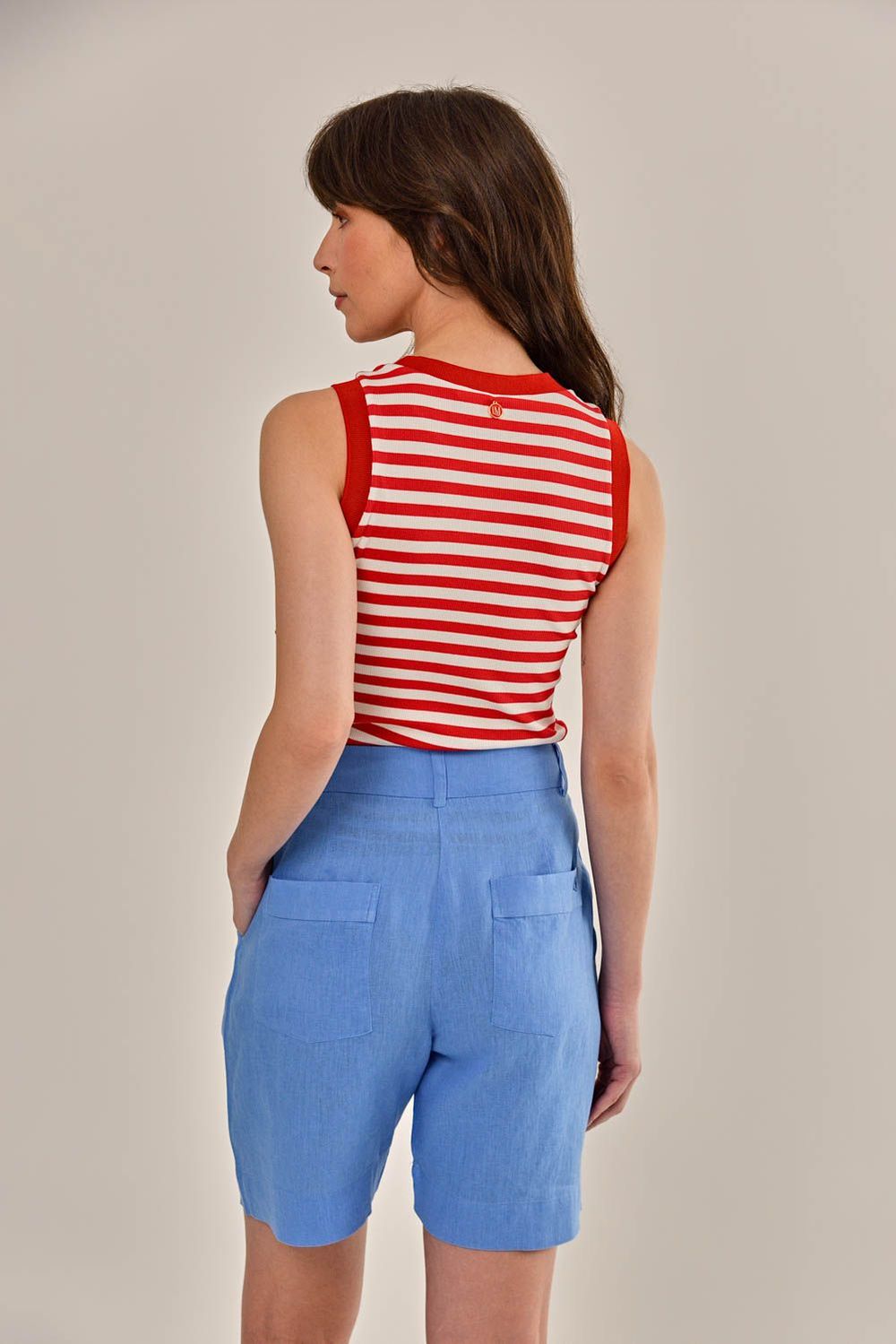 Modelo vestindo Blusa Lil Malha Canelada Vermelha