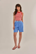 Modelo vestindo Blusa Lil Malha Canelada Vermelha