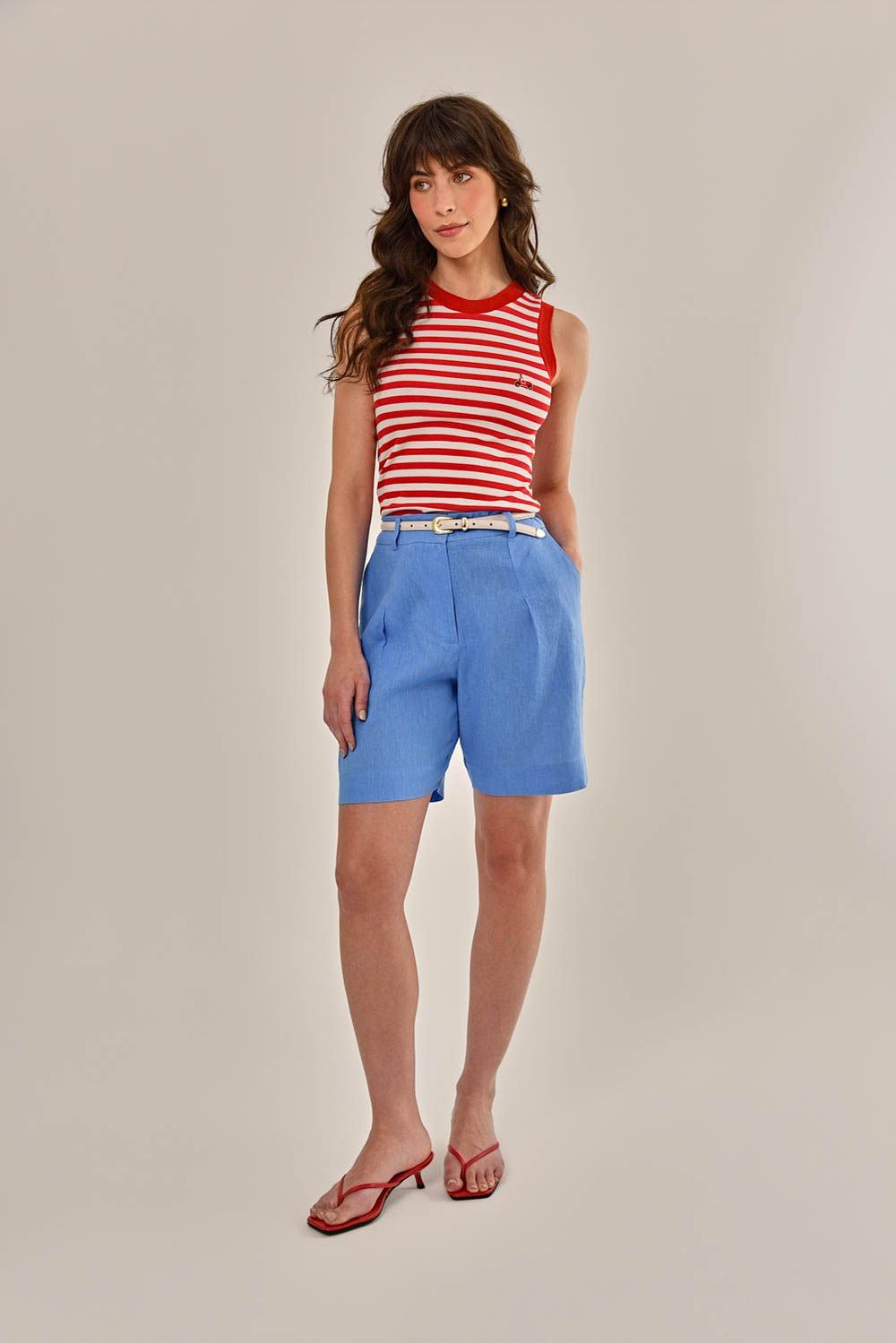 Modelo vestindo Blusa Lil Malha Canelada Vermelha