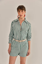 Modelo vestindo Camisa Lajos Tricoline Verde