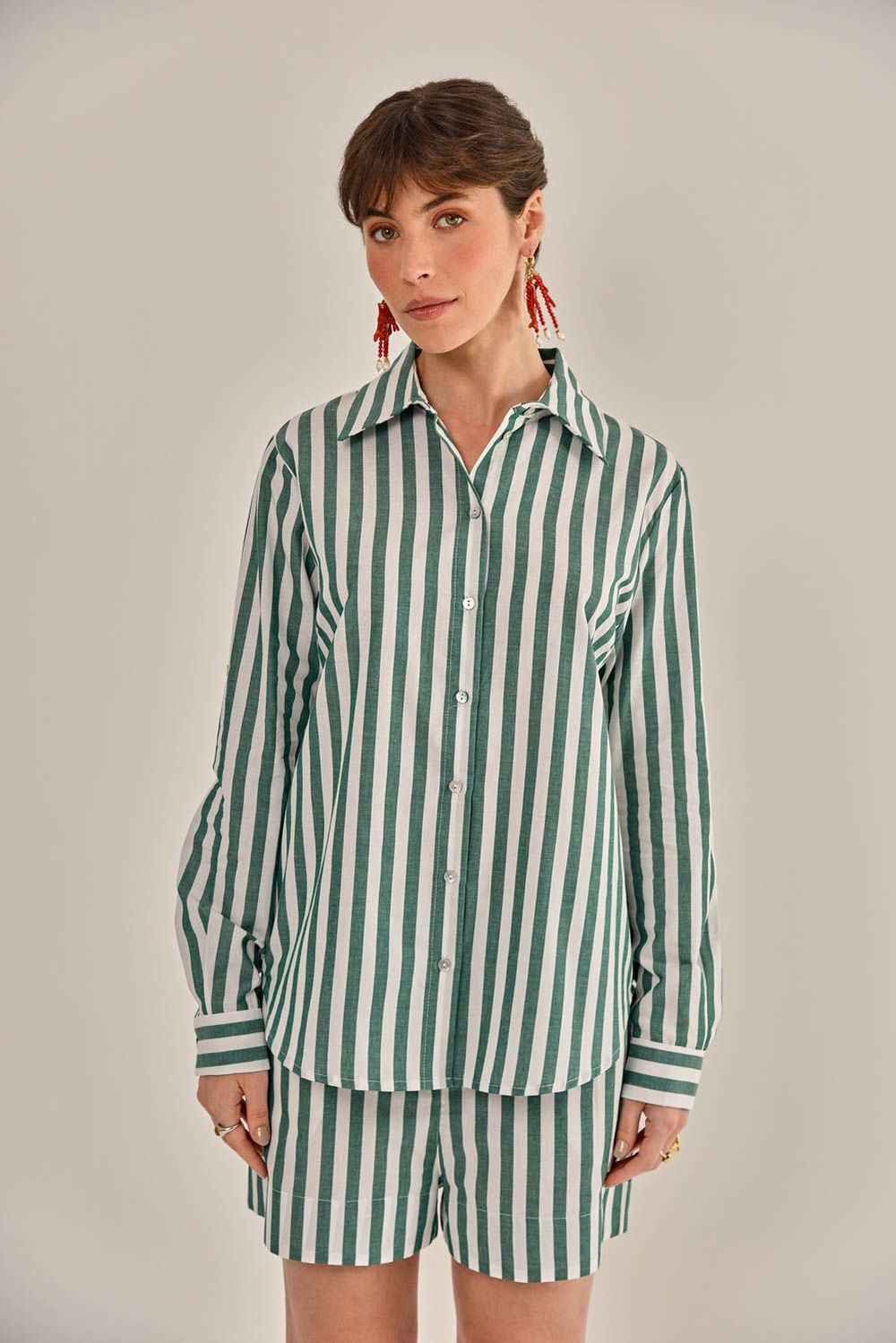 Modelo vestindo Camisa Lajos Tricoline Verde