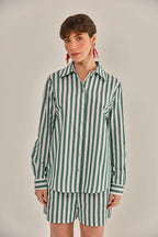 Modelo vestindo Camisa Lajos Tricoline Verde