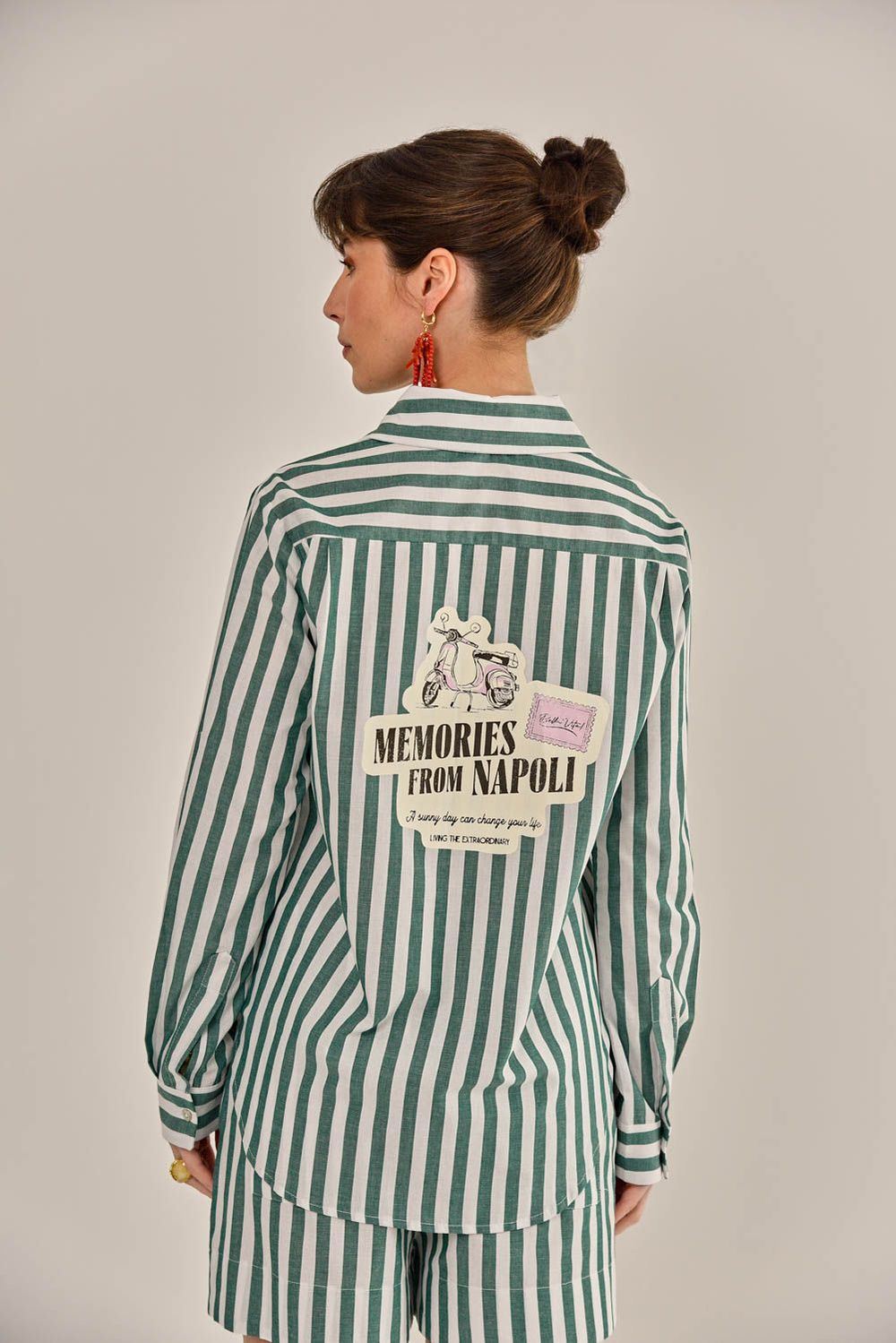 Modelo vestindo Camisa Lajos Tricoline Verde
