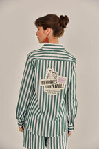 Modelo vestindo Camisa Lajos Tricoline Verde