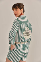 Modelo vestindo Camisa Lajos Tricoline Verde