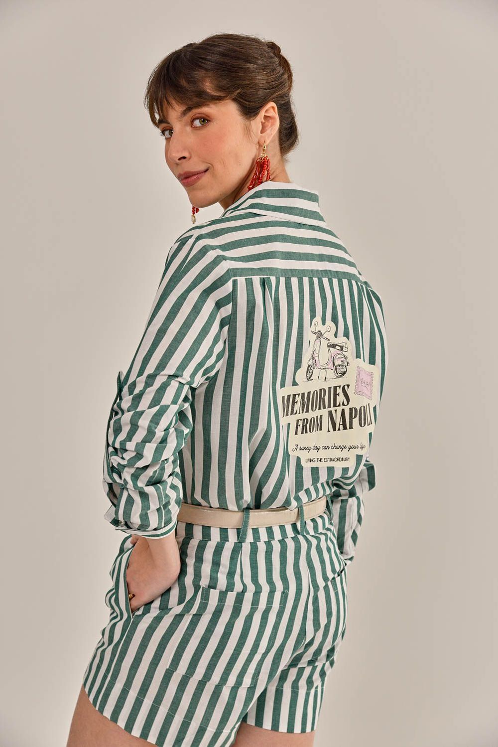 Modelo vestindo Camisa Lajos Tricoline Verde