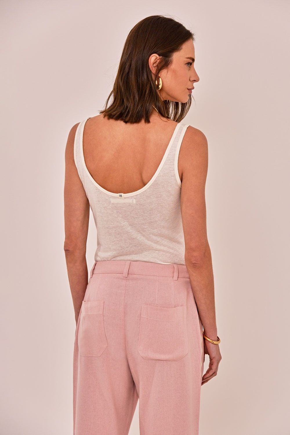 Modelo vestindo Blusa Mariane Off White