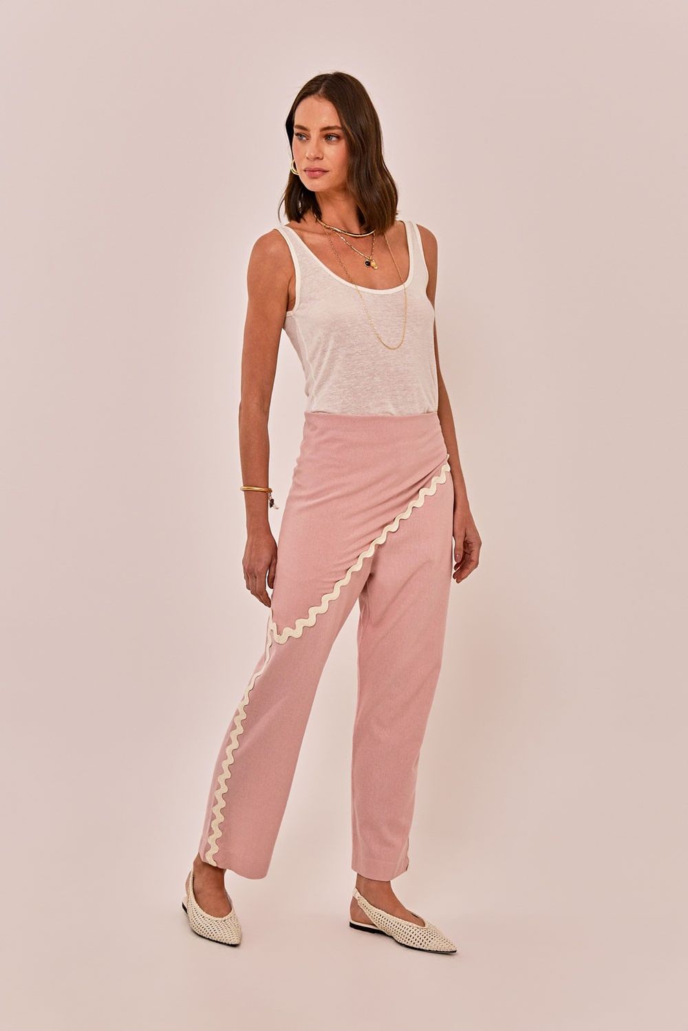 Modelo vestindo Blusa Mariane Off White