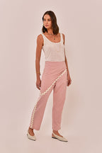 Modelo vestindo Blusa Mariane Off White