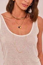 Modelo vestindo Blusa Mariane Off White