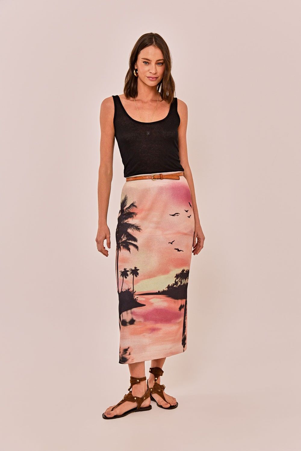 Modelo vestindo Blusa Mariane Preta