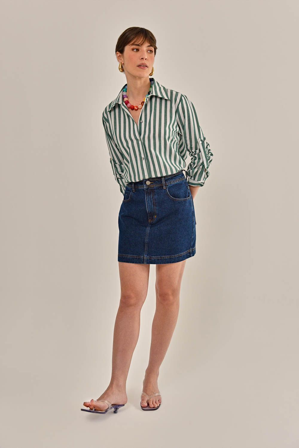 Modelo vestindo Saia Madrid Jeans