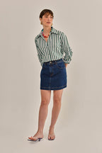 Modelo vestindo Saia Madrid Jeans