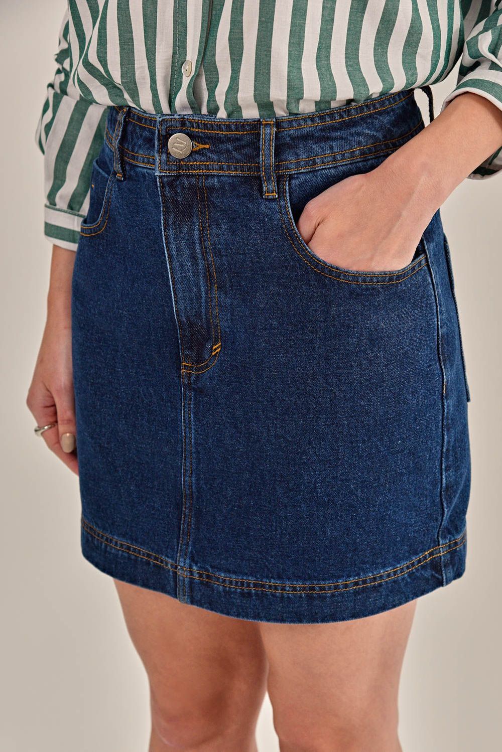 Modelo vestindo Saia Madrid Jeans