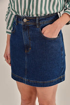 Modelo vestindo Saia Madrid Jeans