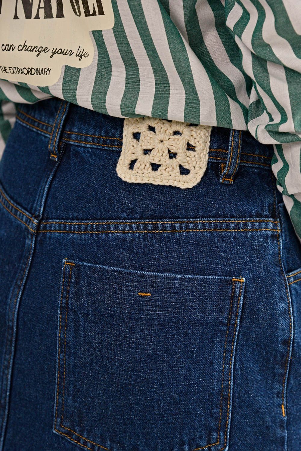 Modelo vestindo Saia Madrid Jeans