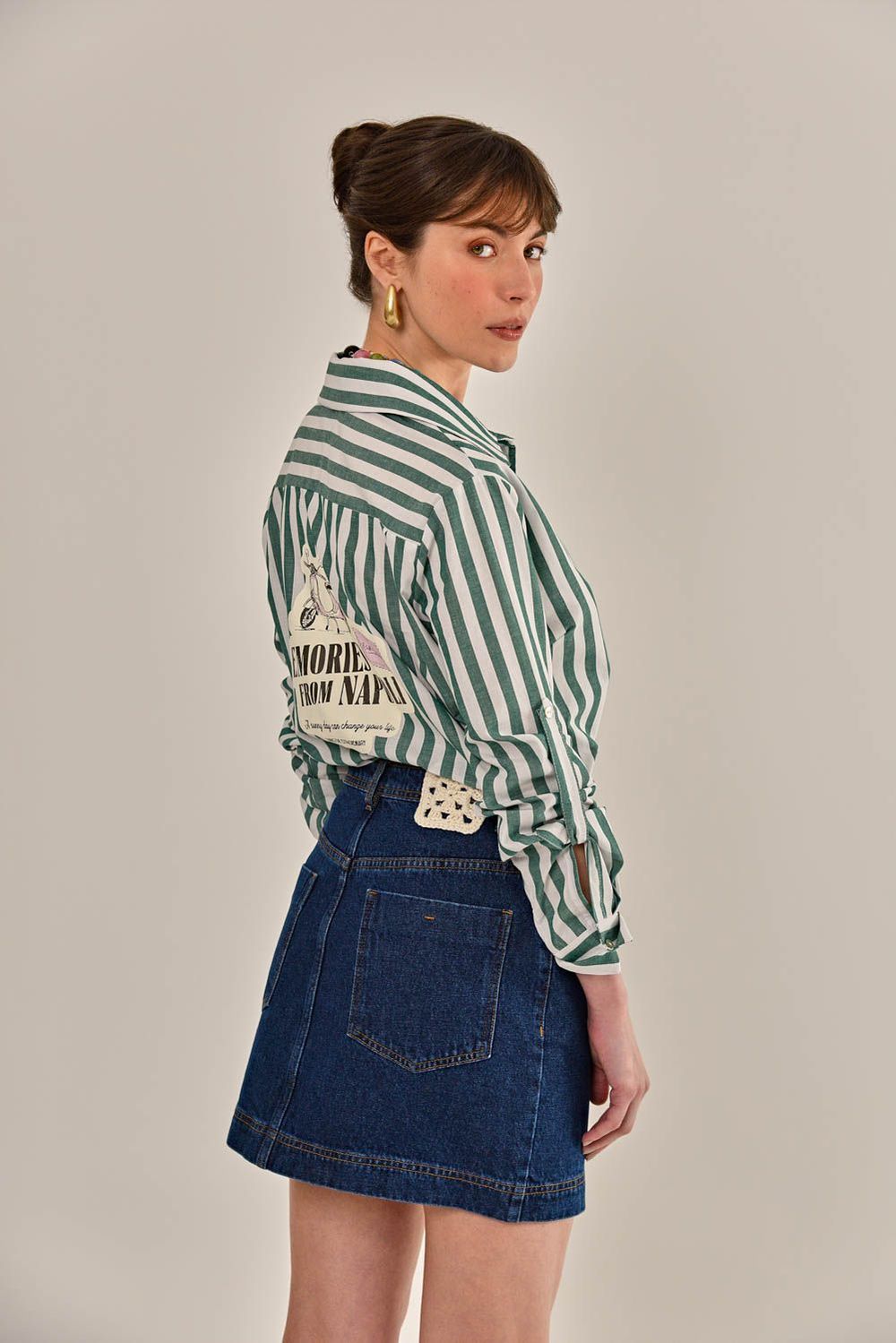 Modelo vestindo Saia Madrid Jeans