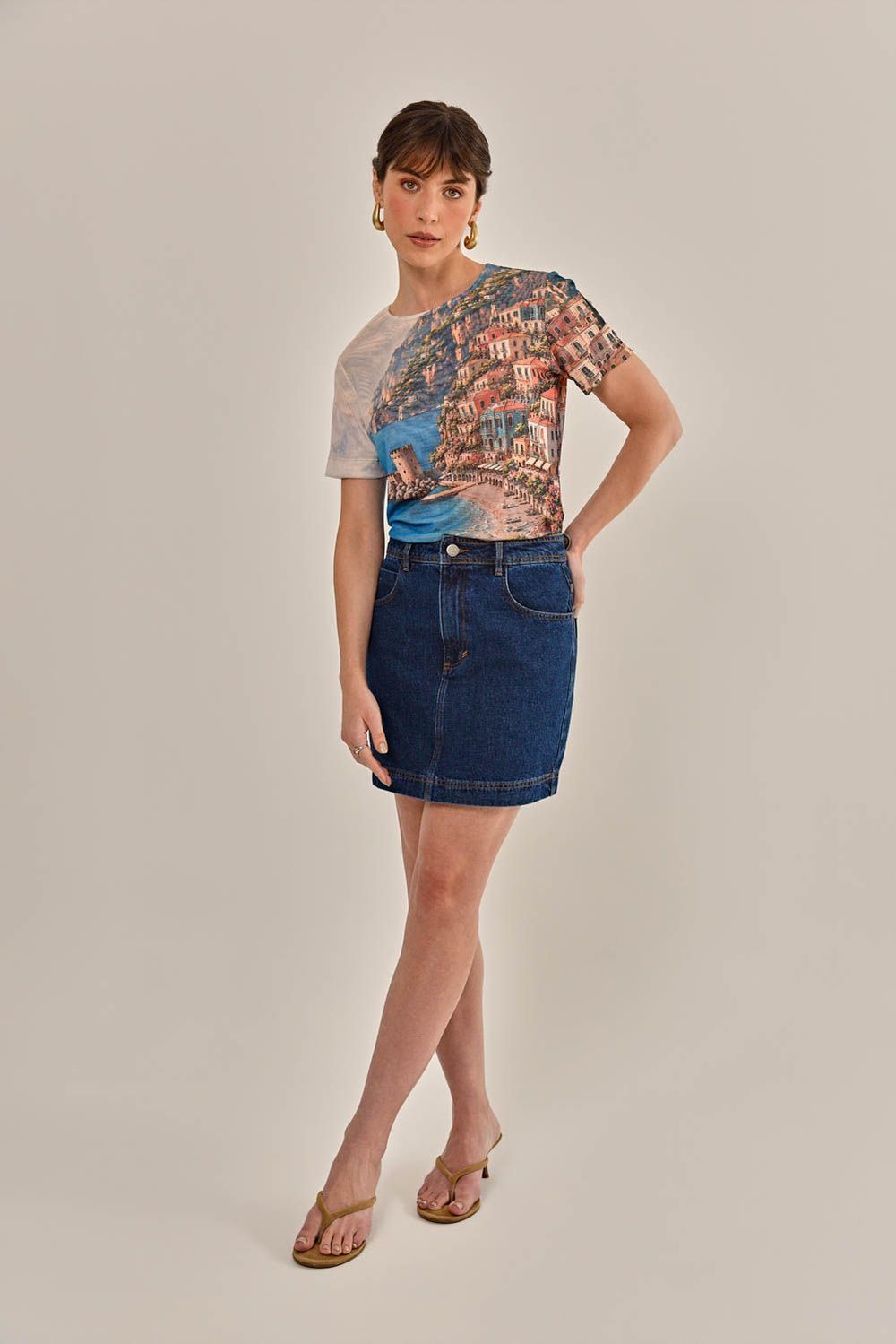 Modelo vestindo Saia Madrid Jeans