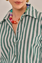 Modelo vestindo Camisa Lajos Tricoline Verde