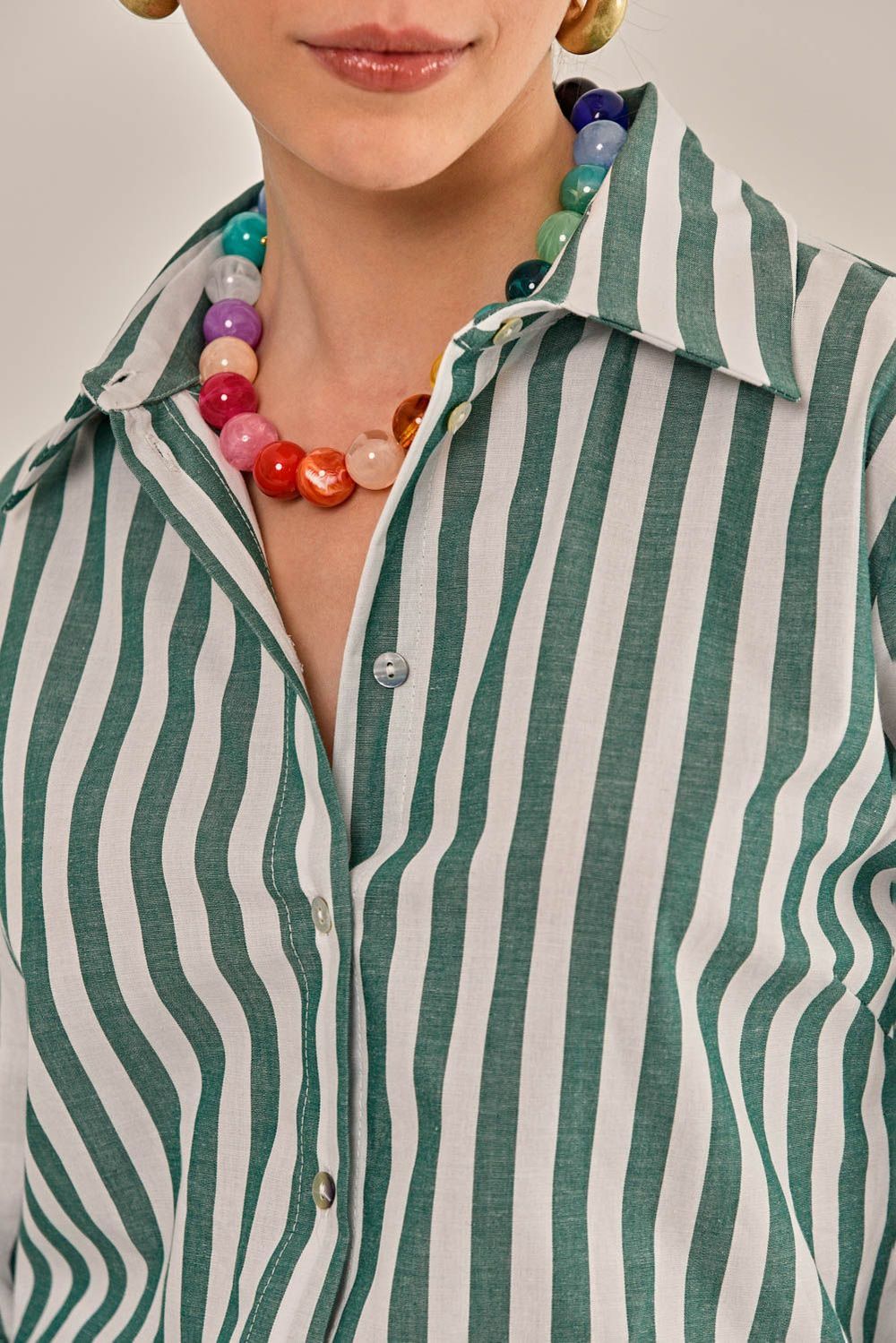Modelo vestindo Camisa Lajos Tricoline Verde