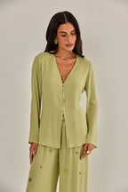 Modelo vestindo Blusa Malta Verde
