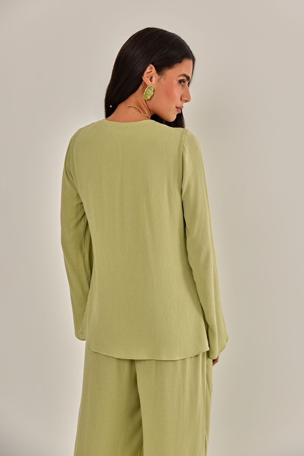 Modelo vestindo Blusa Malta Verde