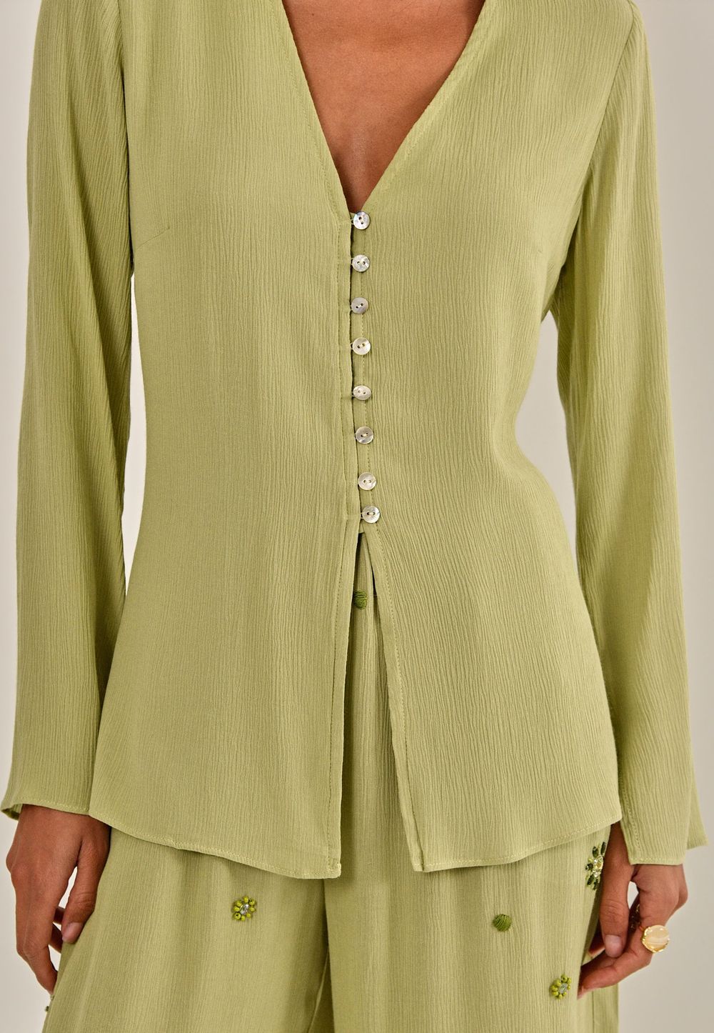 Modelo vestindo Blusa Malta Verde