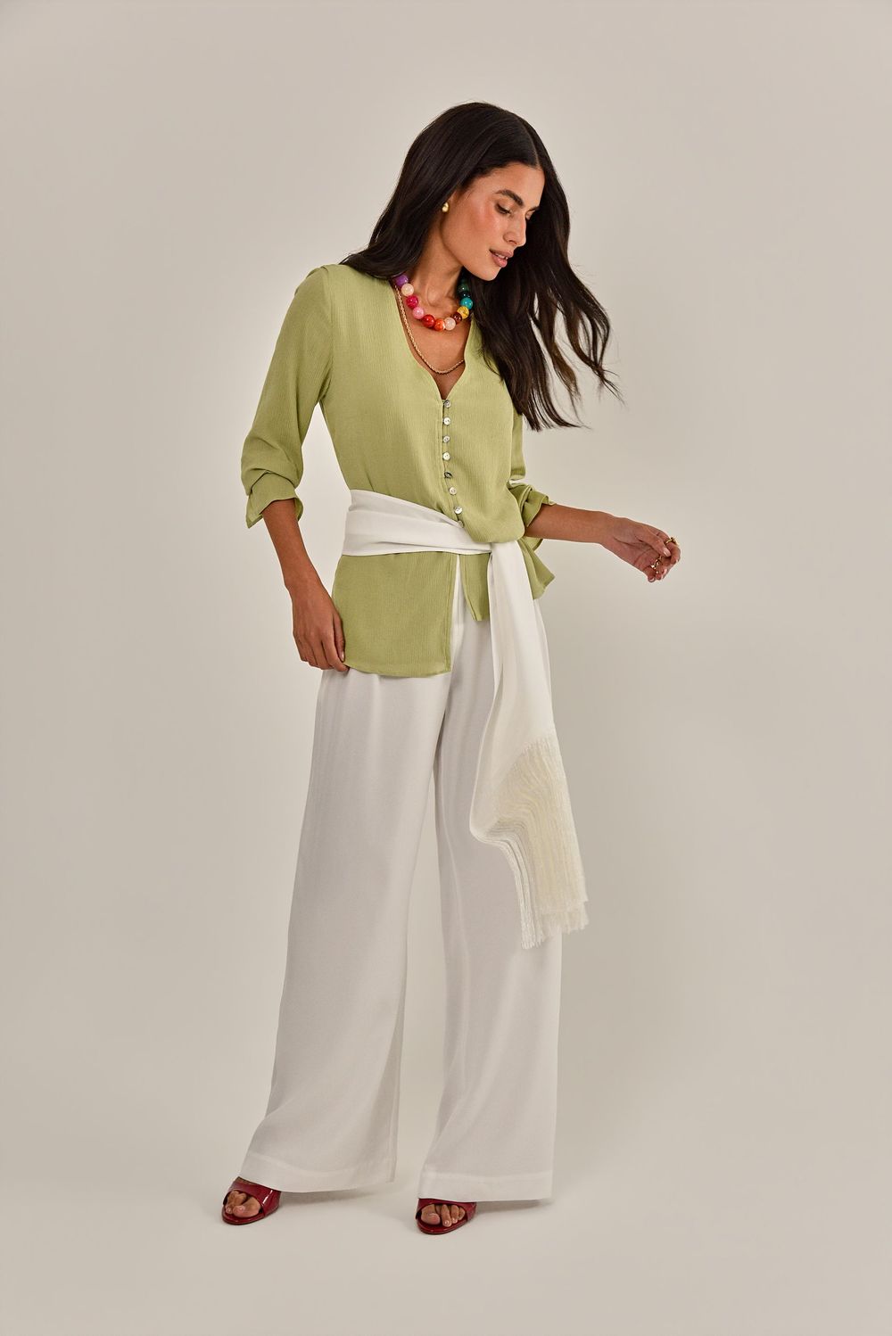 Modelo vestindo Blusa Malta Verde