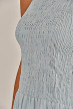 Modelo vestindo Blusa Lucky Azul Claro