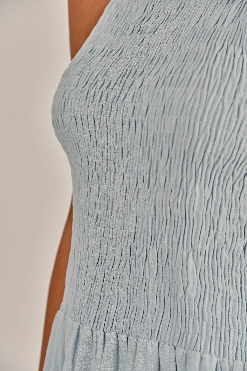Modelo vestindo Blusa Lucky Azul Claro