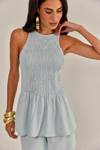 Modelo vestindo Blusa Lucky Azul Claro