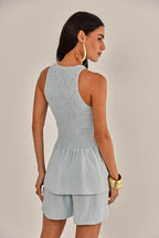 Modelo vestindo Blusa Lucky Azul Claro