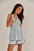 Modelo vestindo Blusa Lucky Azul Claro