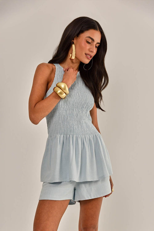 Modelo vestindo Blusa Lucky Azul Claro