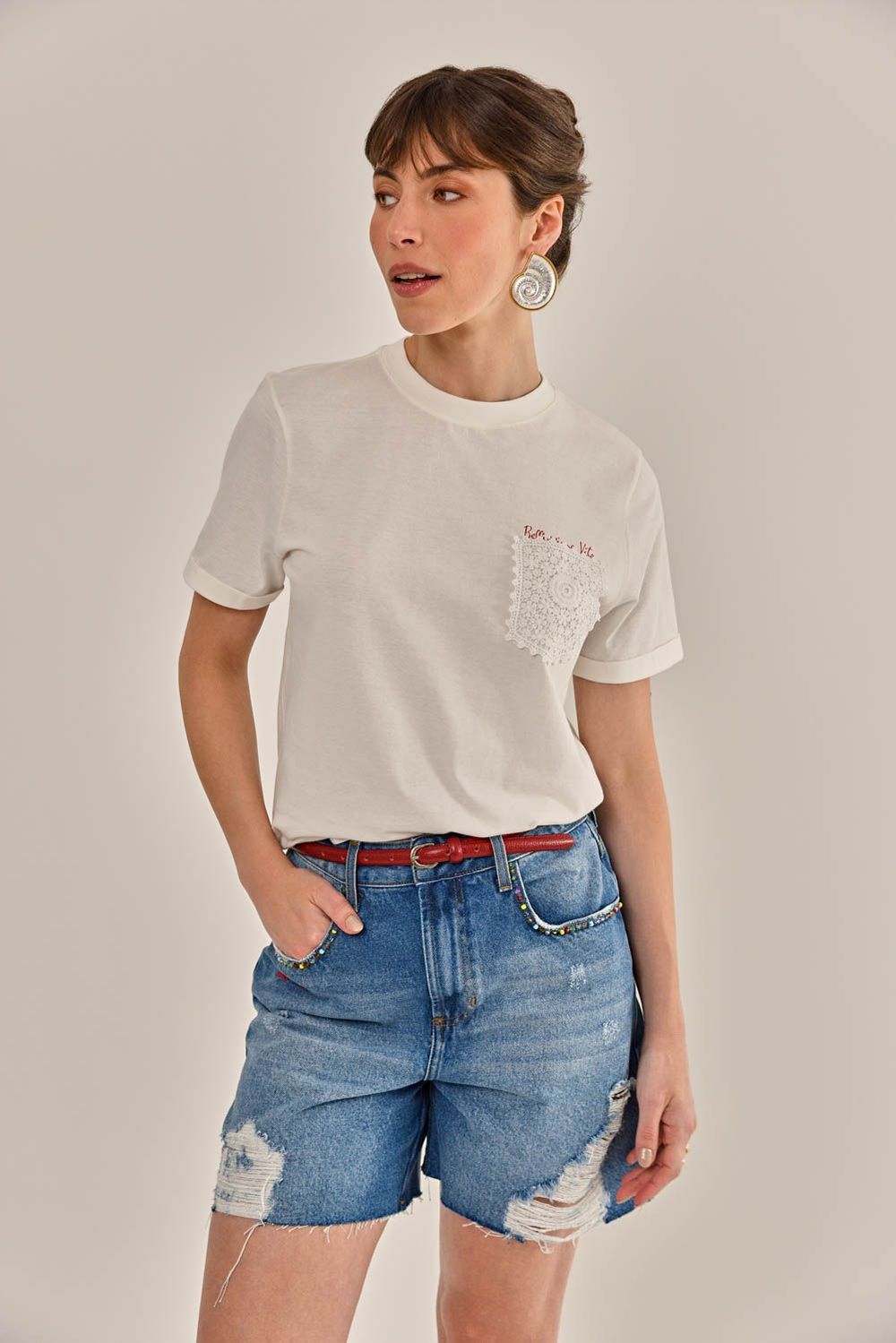Modelo vestindo Shorts Florida Jeans