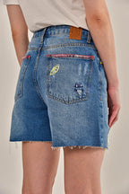 Modelo vestindo Shorts Florida Jeans