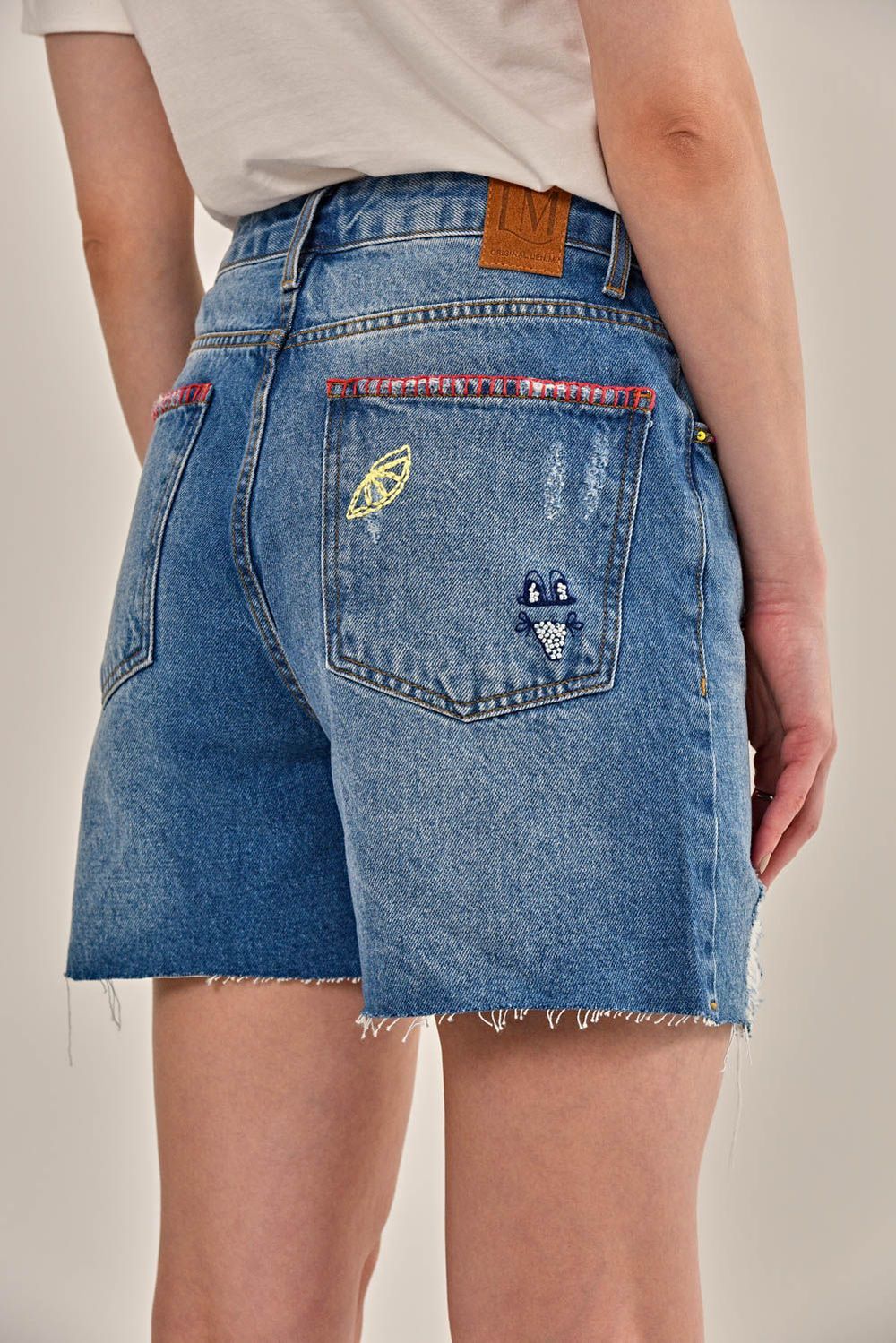 Modelo vestindo Shorts Florida Jeans