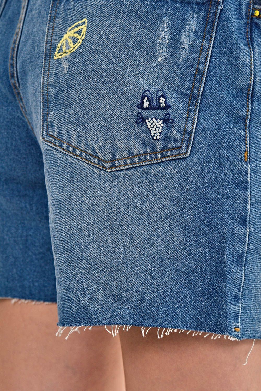 Modelo vestindo Shorts Florida Jeans