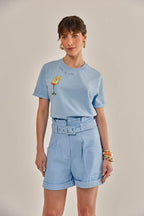 Modelo vestindo Shorts Layla Sarja Azul