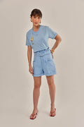 Modelo vestindo Shorts Layla Sarja Azul