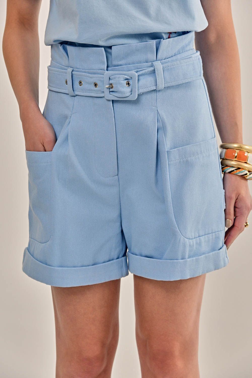 Modelo vestindo Shorts Layla Sarja Azul