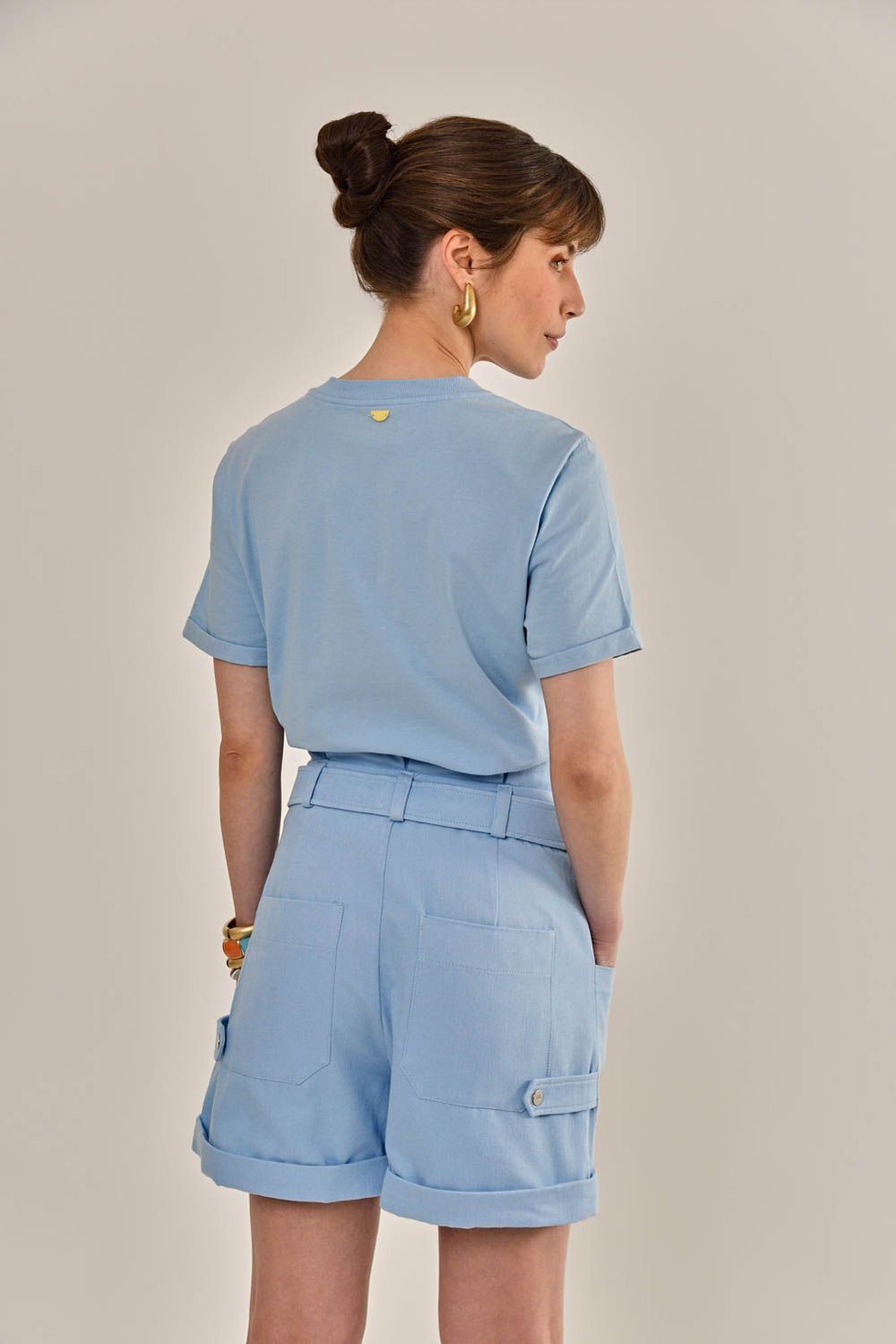 Modelo vestindo Shorts Layla Sarja Azul